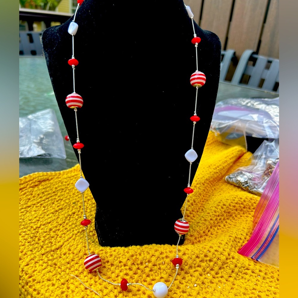 NWOT Beautiful Red and White Bead Necklace 13.5” Lengtg.